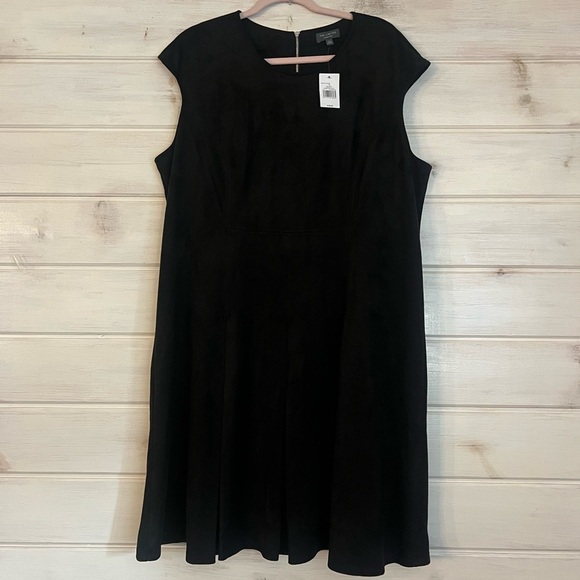 THE LIMITED COLLECTION Black
Faux Leather Suede Pleated
Dress Size 1X NWT $109 - Picture 2 of 13